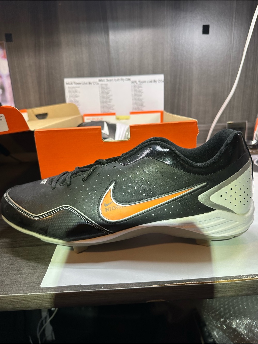 Nike Men’s Black & White optional swoosh color change baseball cleats